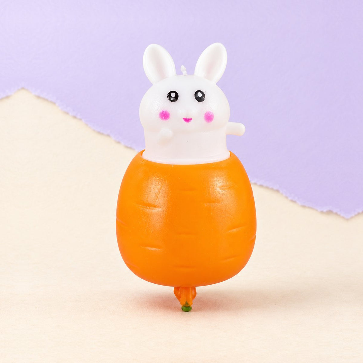 Weiches Hase Squishy als Pop-up: ein Häschen steckt in der Karotte