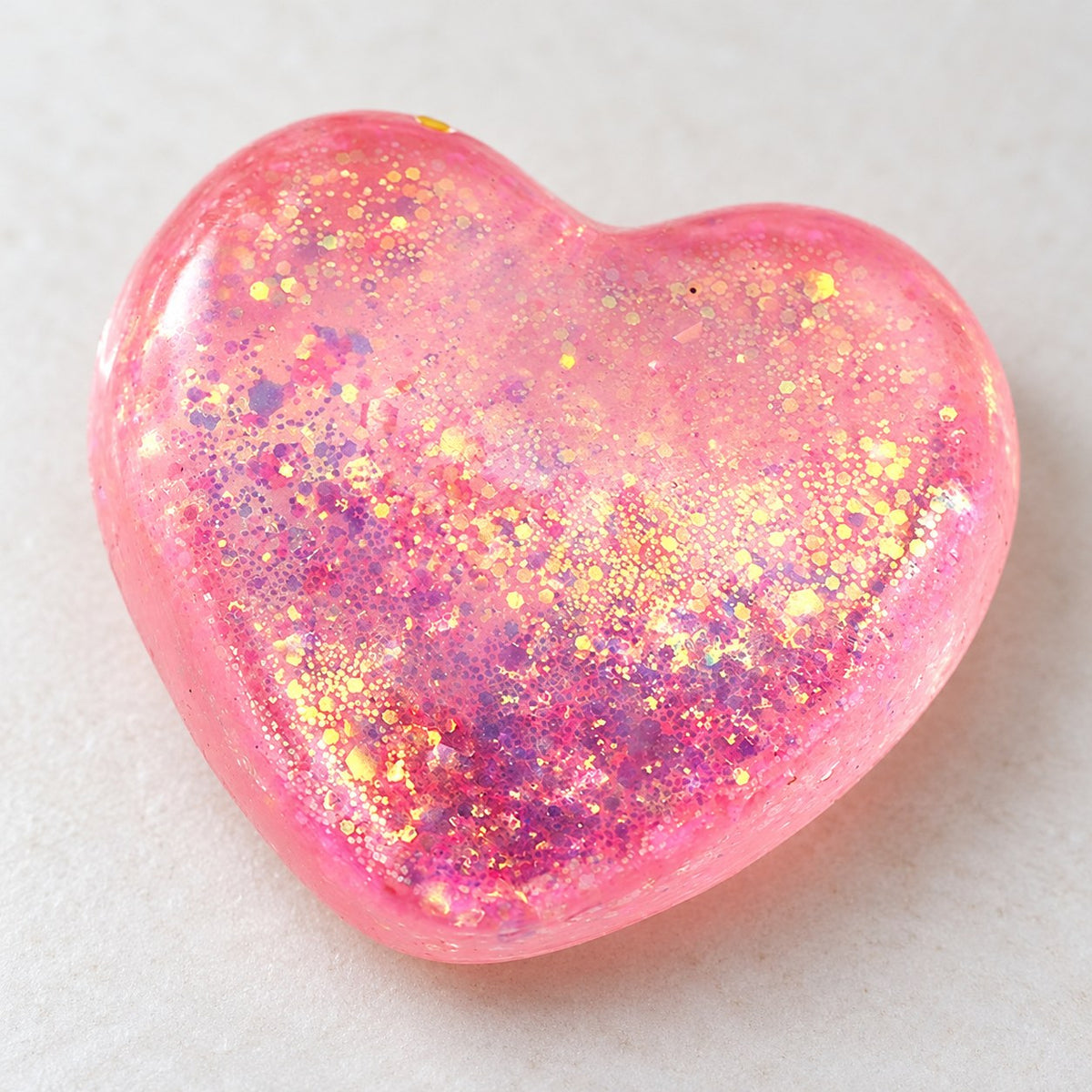 Glitter Heart Squishy, Maltose Style 6.7 cm (pink), close-up of the surface and details