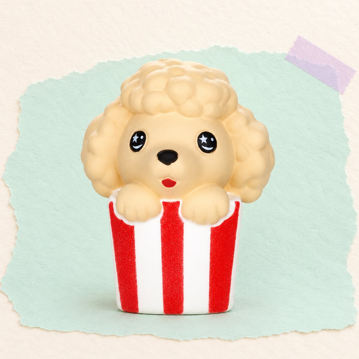 Hvalp-squishy i popcornbæger, kawaii, produktfoto på pastelfarvet papir