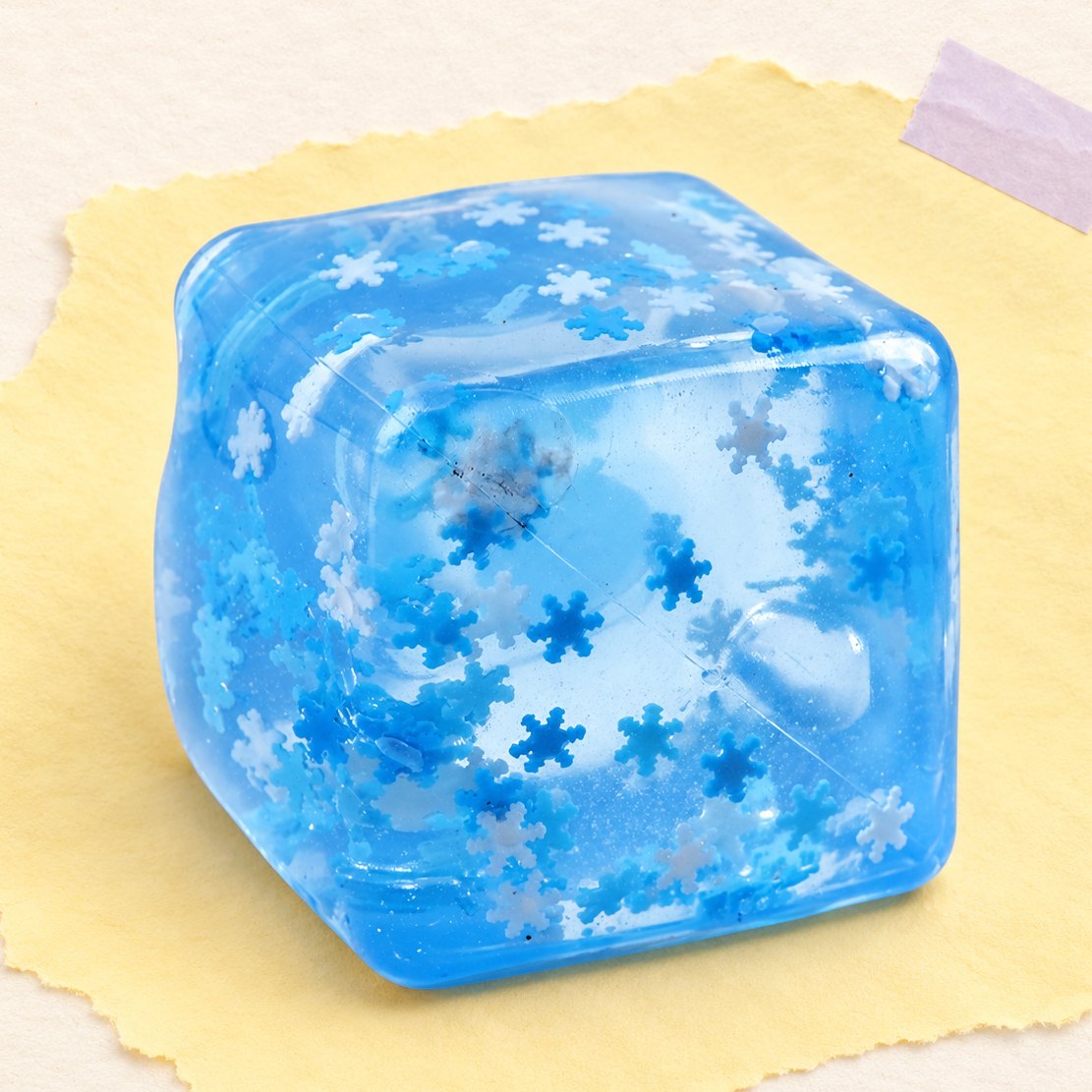 IJsblokje squishy voor kerst met sneeuwvlok, 5 cm, op pastelkleurig papier