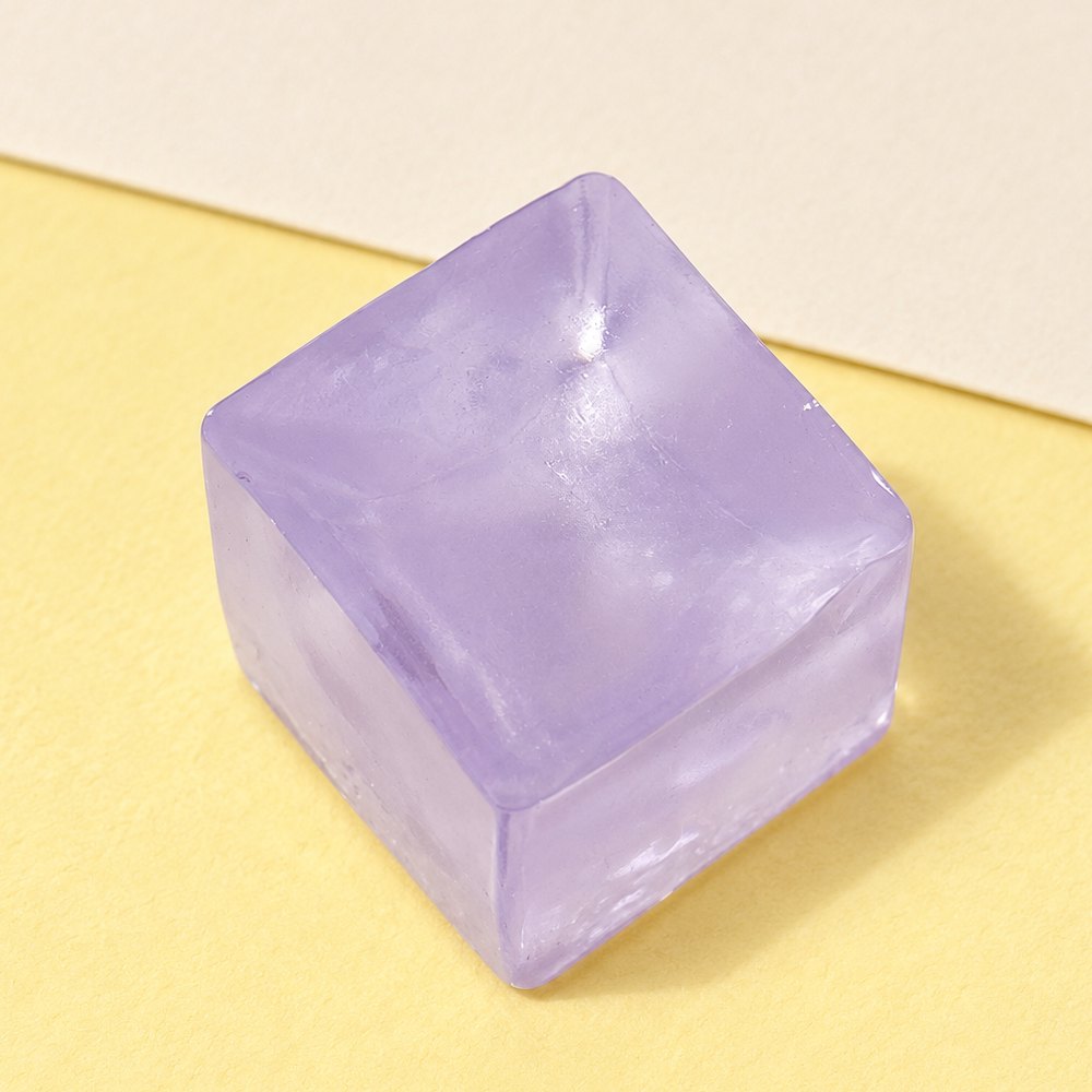 Mini ijsblokje squishy van 2,5 cm, paarse gelei op pastelkleurig papier
