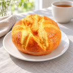 Squishy kæmpebrød, rundt brød 14,5 cm, på en tallerken på morgenbordet