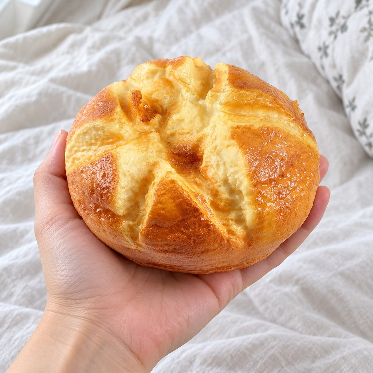 Squishy kæmpebrød, holdt op mod kameraet set fra egne øjne