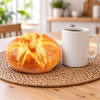 Squishy kæmpebrød, rundt brød 14,5 cm, ved siden af et kaffekrus som størrelsessammenligning