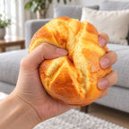 Squishy kæmpebrød, rundt brød 14,5 cm, bliver klemt i hånden, blød og dejlig