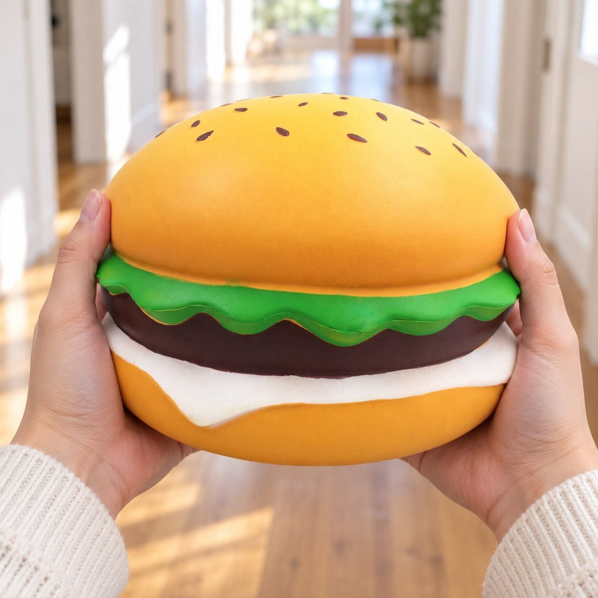 Mit beiden Händen gehalten: Jumbo Burger Squishy in voller Größe