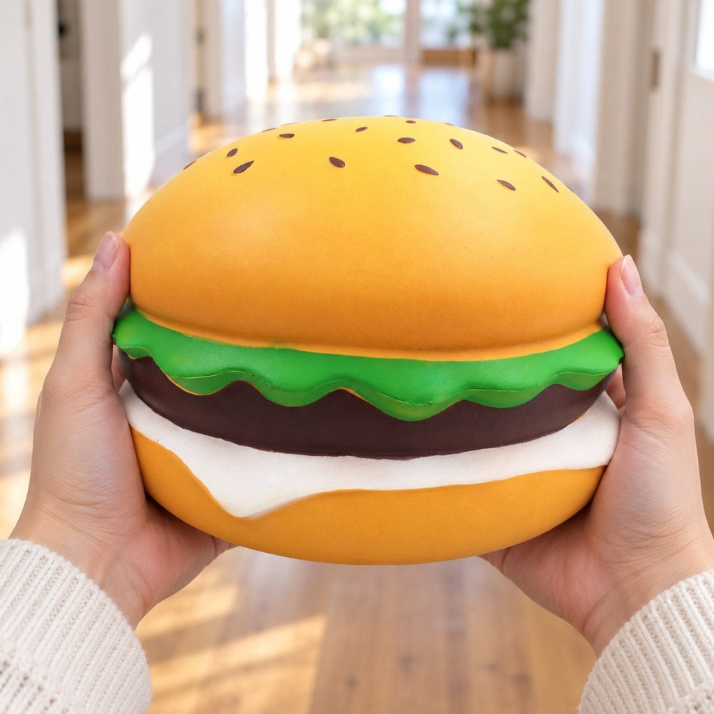 Met twee handen vastgehouden: jumbo burger squishy, zo groot is hij