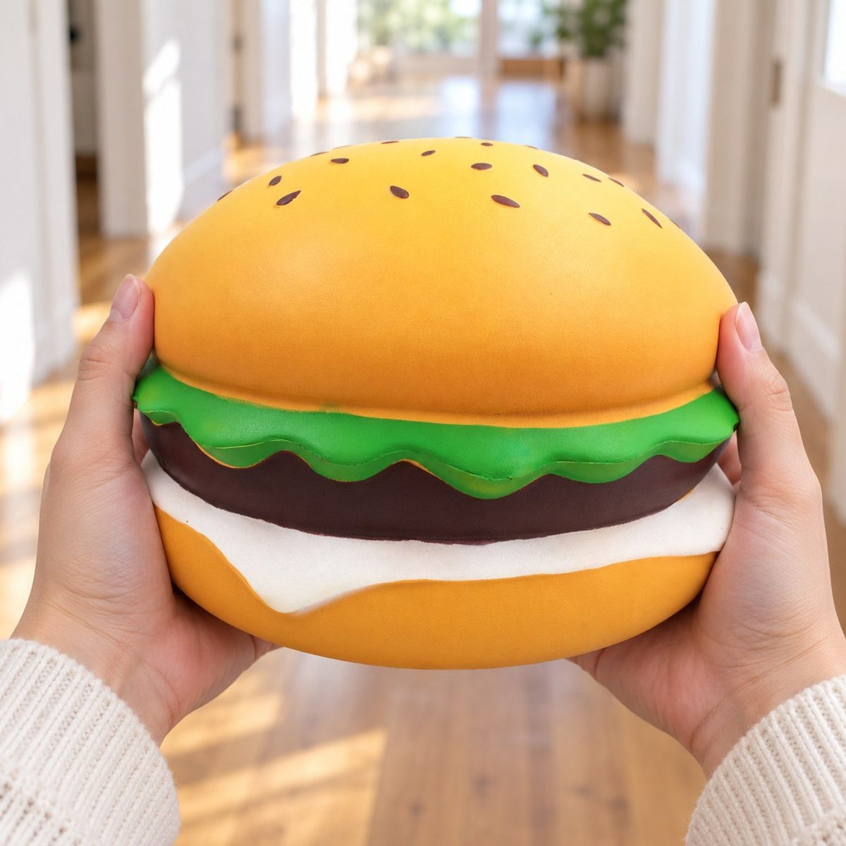 Met twee handen vastgehouden: jumbo burger squishy, zo groot is hij