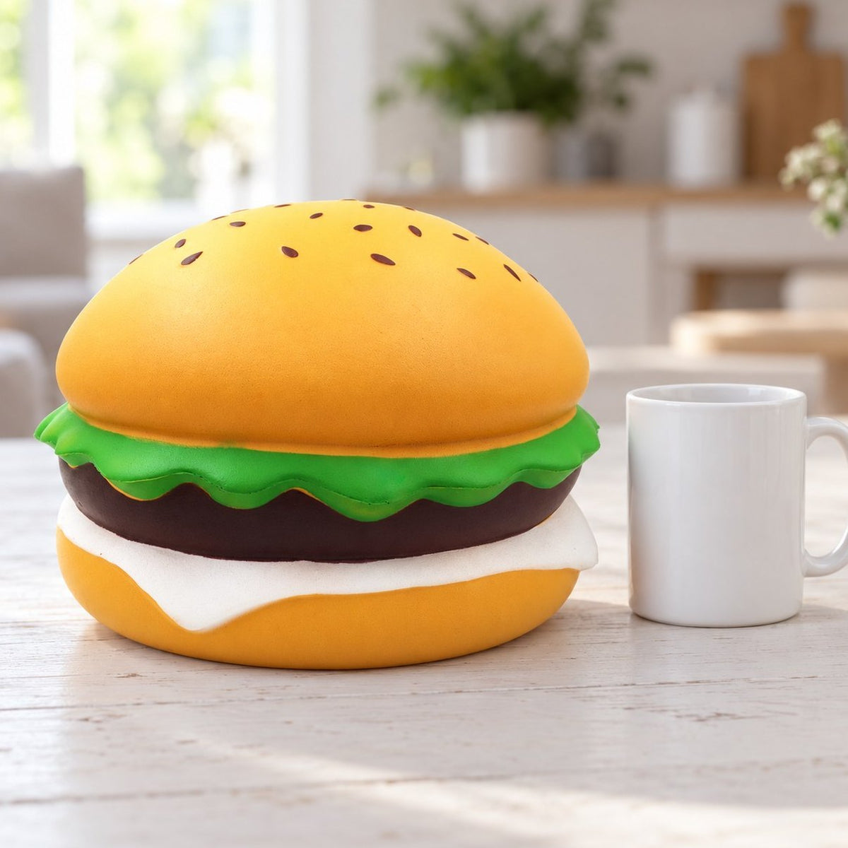 Naast een koffiemok voor de grootte: jumbo burger squishy