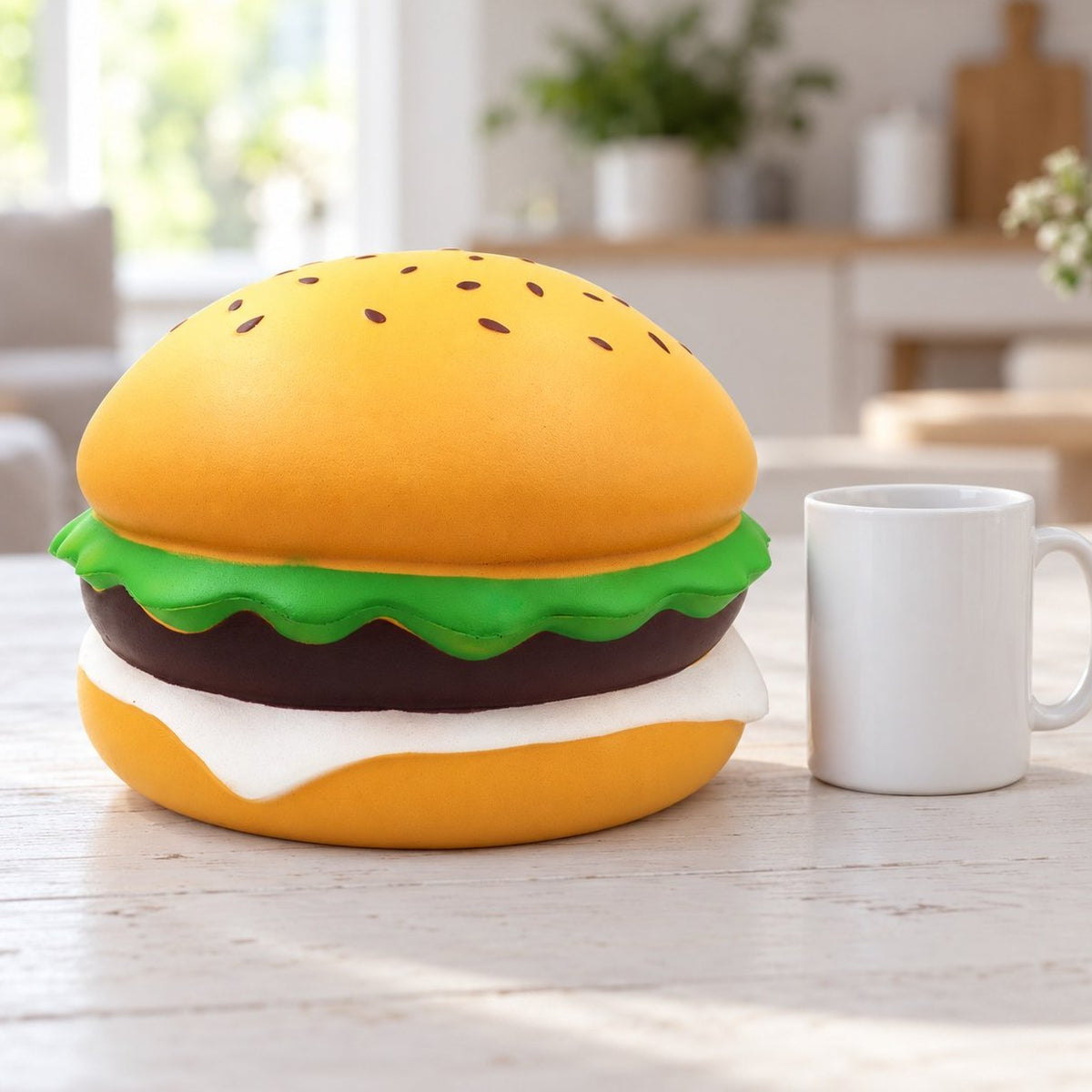 Größenvergleich mit Kaffeetasse: Jumbo Burger Squishy