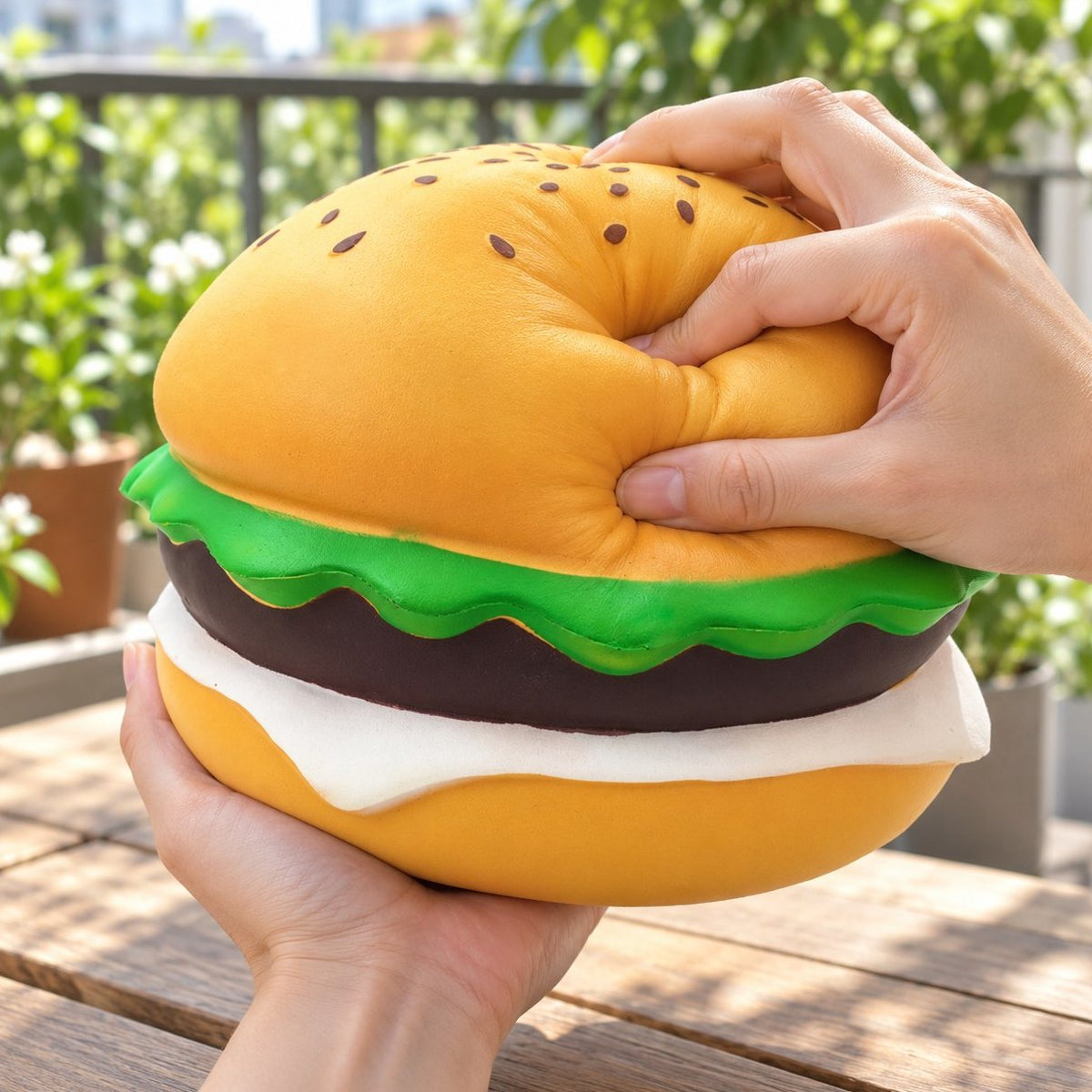 Beim Drücken in der Hand: Jumbo Burger Squishy als Riesen-Sesamburger mit 24 cm gibt weich nach
