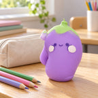 Squishy melanzana jumbo, faccina kawaii, su un banco di scuola accanto a un astuccio