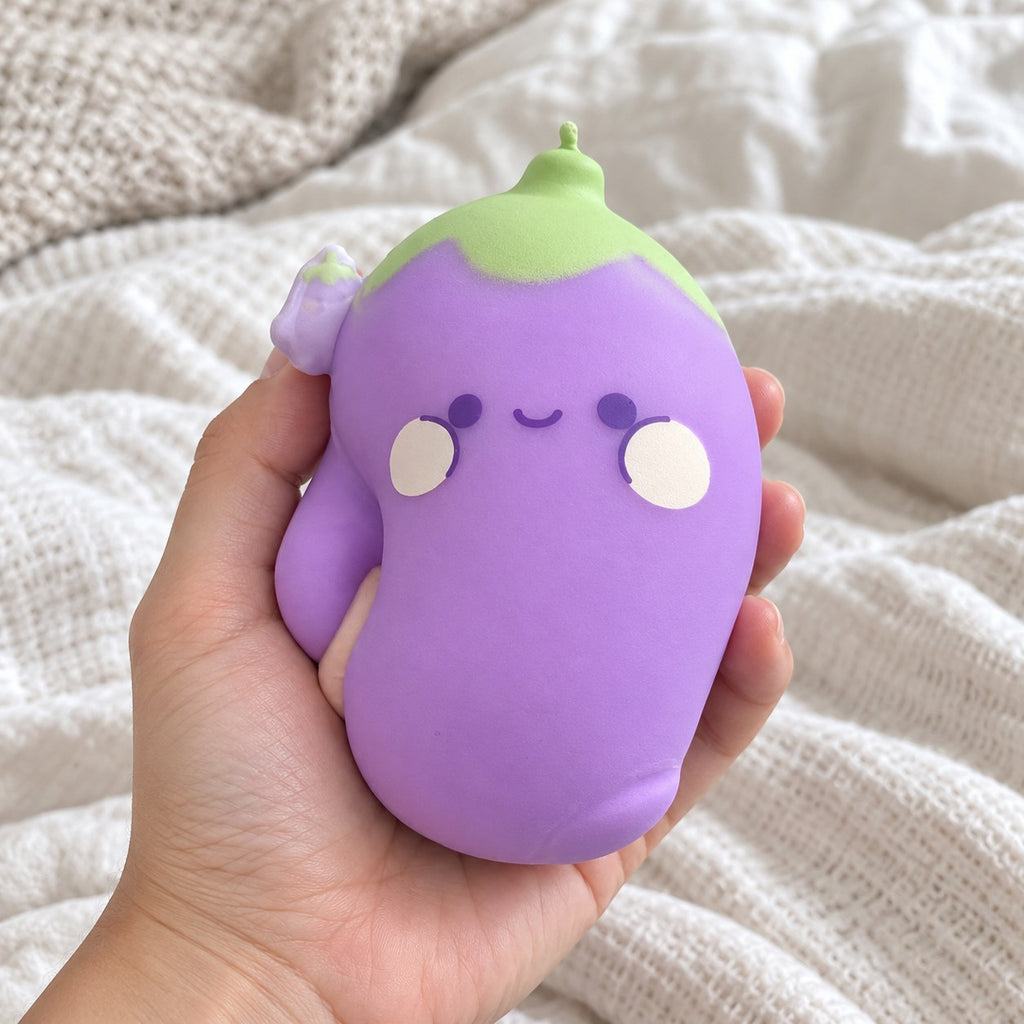 Squishy melanzana jumbo, faccina kawaii, tenuto verso la fotocamera, in prima persona