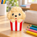 Squishy XXL pejsek v popcornu, kawaii, na školní lavici vedle penálu