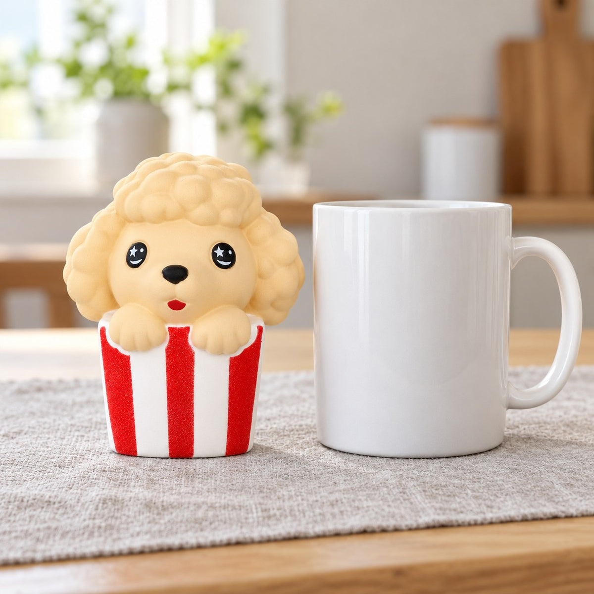 Squishy XXL pejsek v popcornu, kawaii, vedle hrnku na kávu pro srovnání velikosti