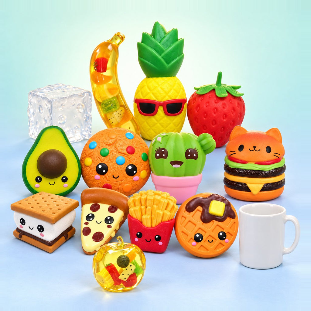 Mega Vault: jumbo squishy set med 13 jättesquishies och slow rising-frukter, bredvid en vit mugg