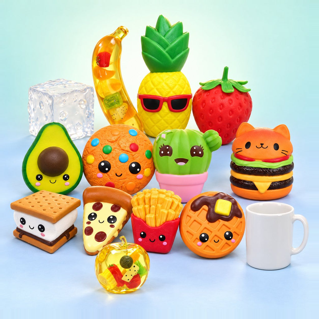 Mega Vault: jumbo squishy set met 13 reuzen-squishies en slow rising fruit, naast een witte mok als maat