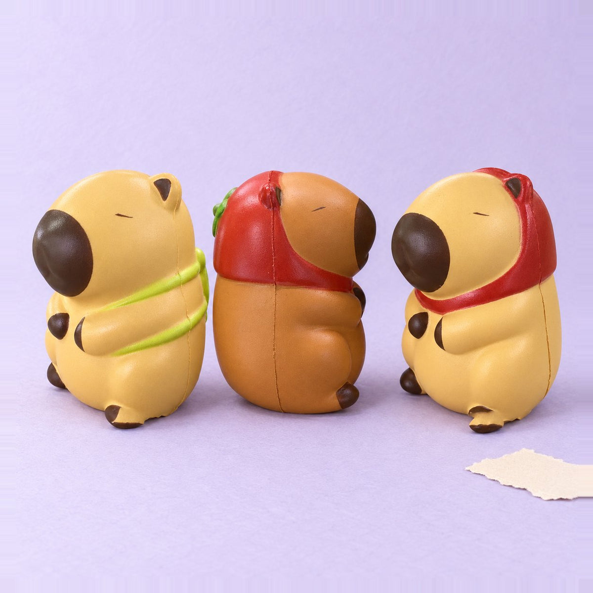 Kapybara squishy sæt med alle 3 slow rising kapybaraer på pastelpapir