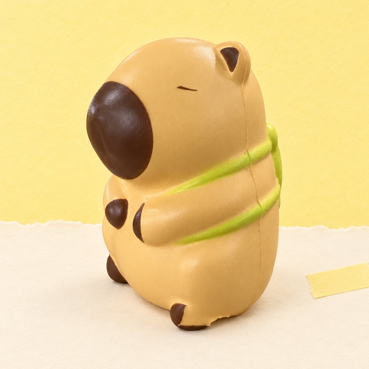 Kapybara squishy slow rising med skildpadde i lys beige på pastelfarvet papir