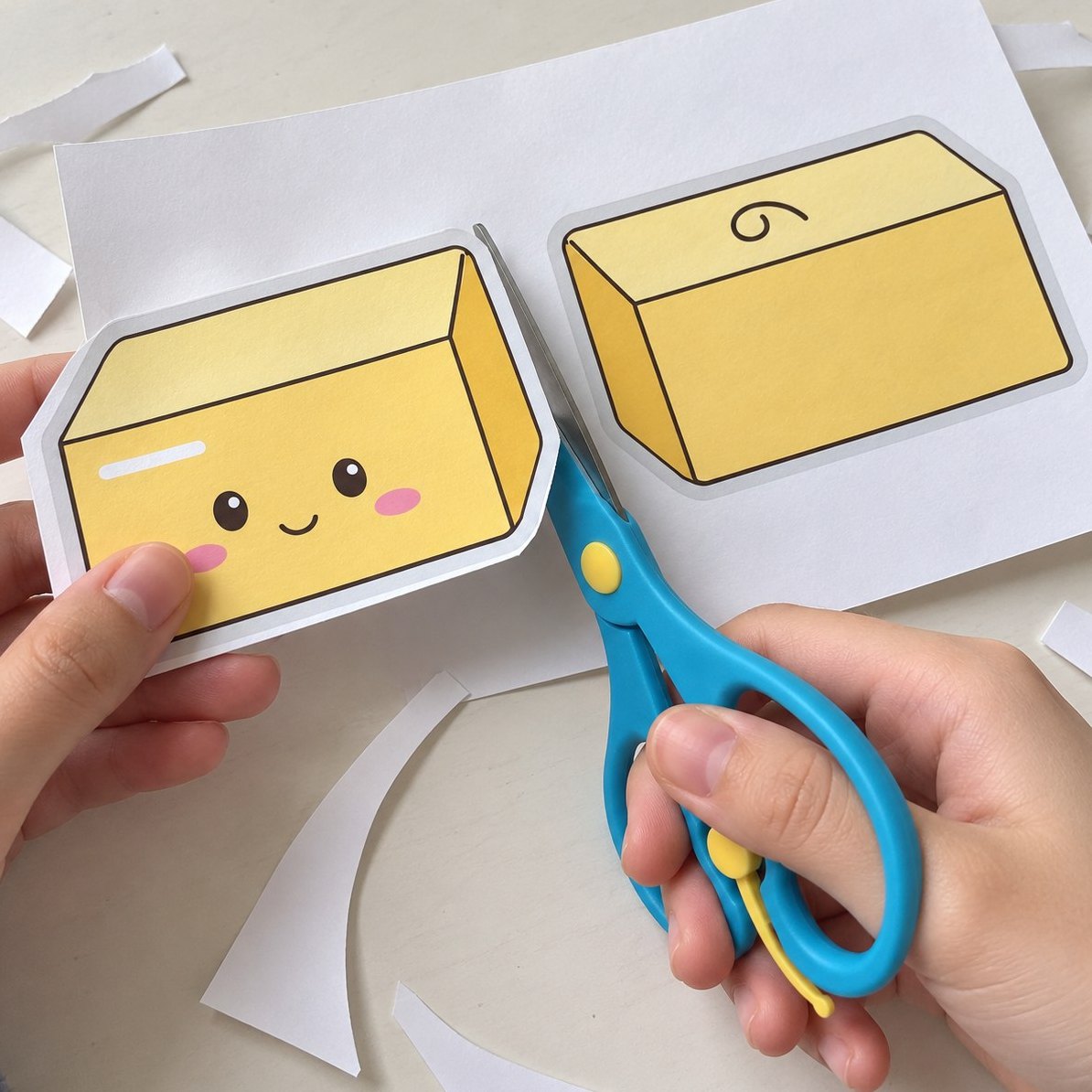 Klip papir squishy: en børnesaks klipper en skabelon ud