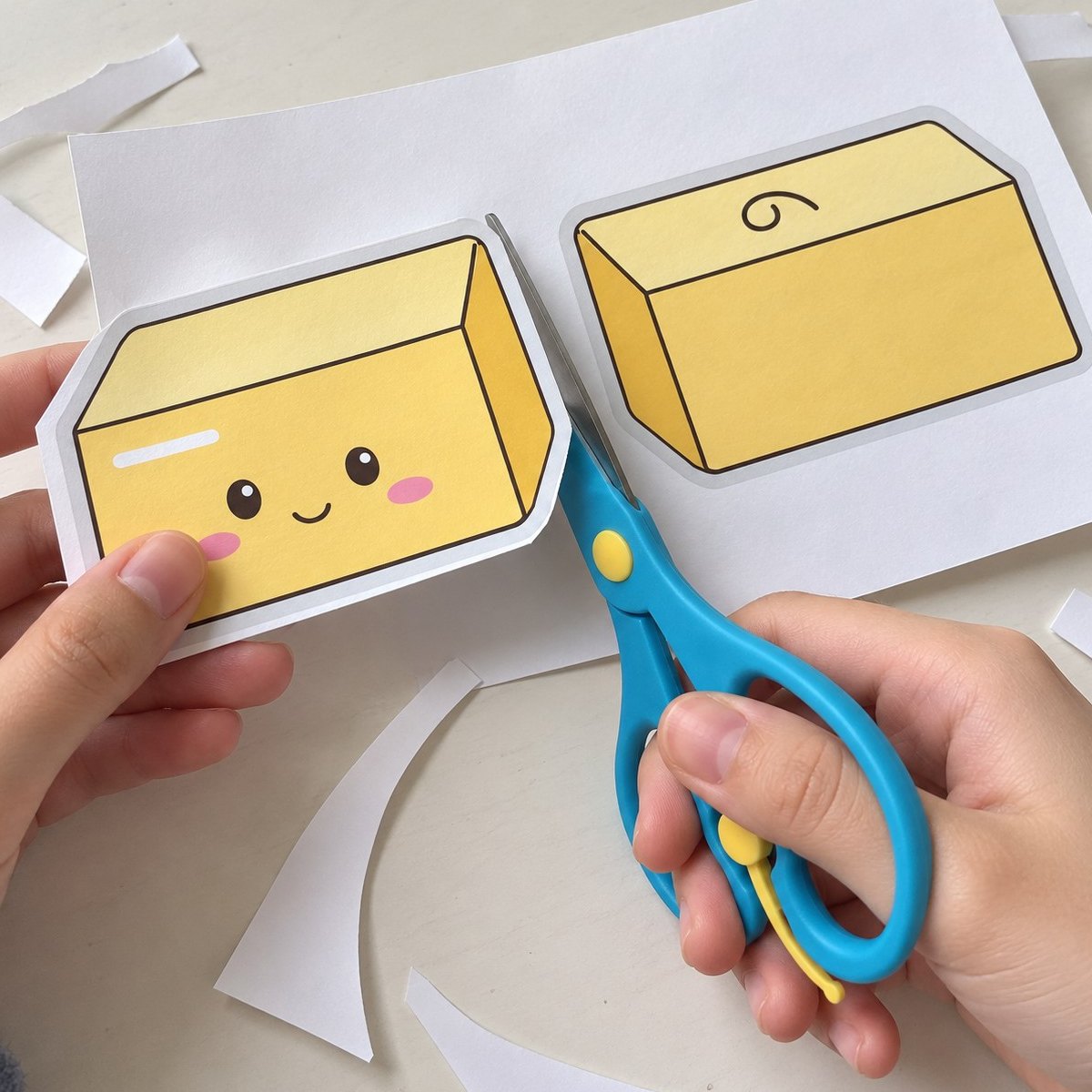 Klippa pappers squishy: barnsaxen klipper ut en mall