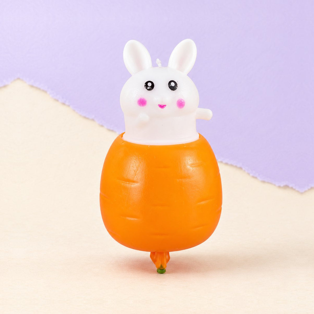 Konijn pop-up squishy: konijntje dat in een wortel zit