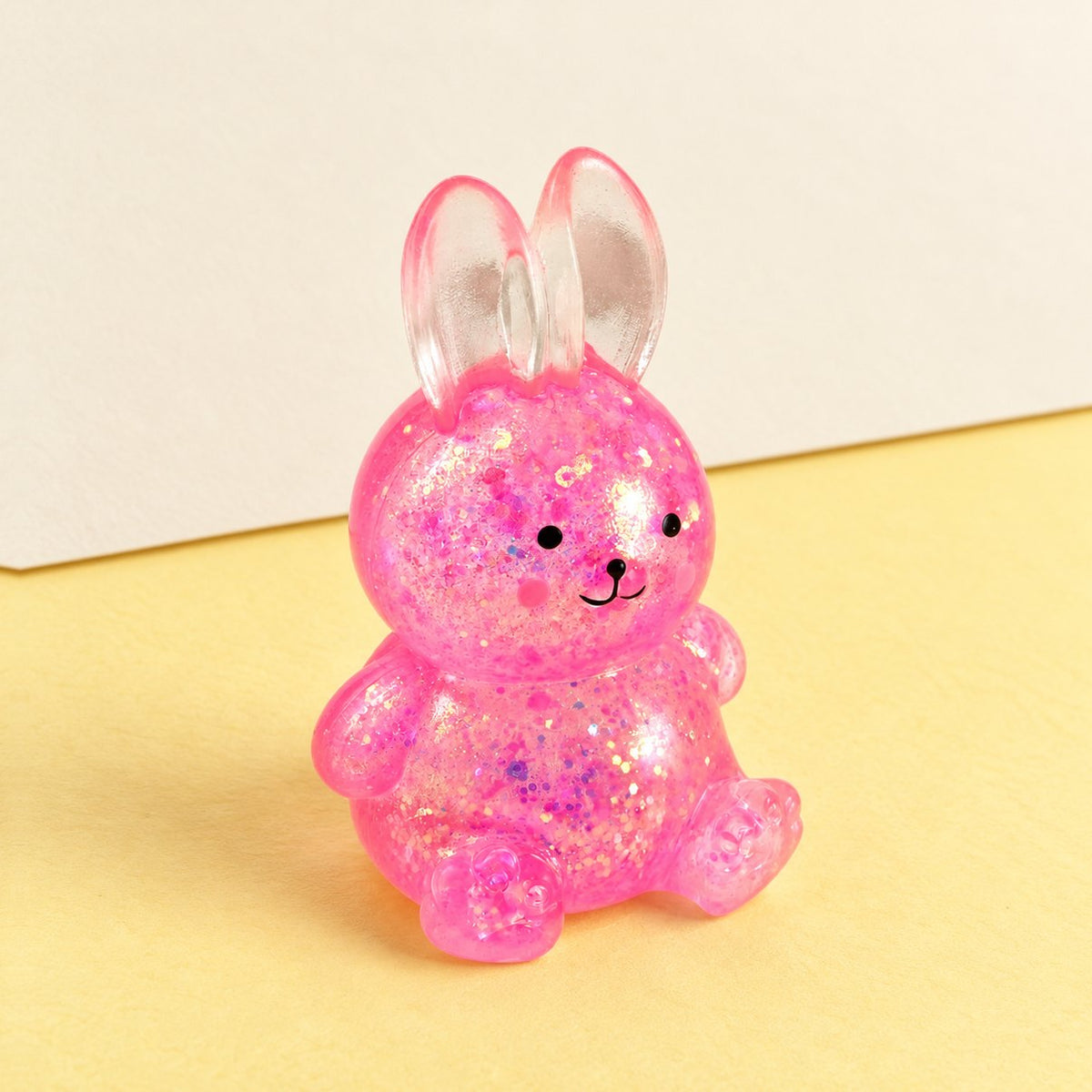 Glitter konijn squishy in sugar-stijl op pastelkleurig papier