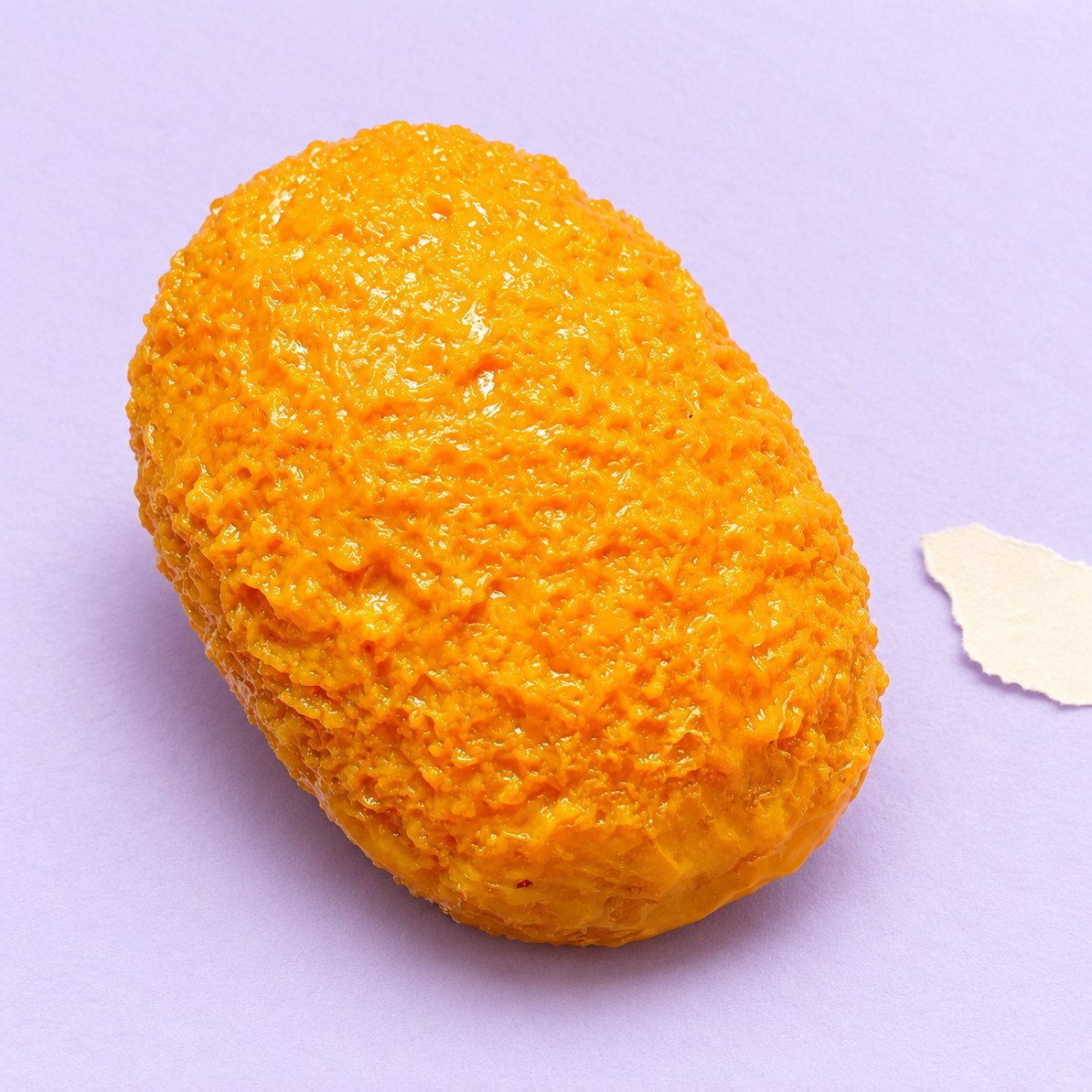 Kroket-squishy, håndlavet, produktfoto på pastelfarvet papir