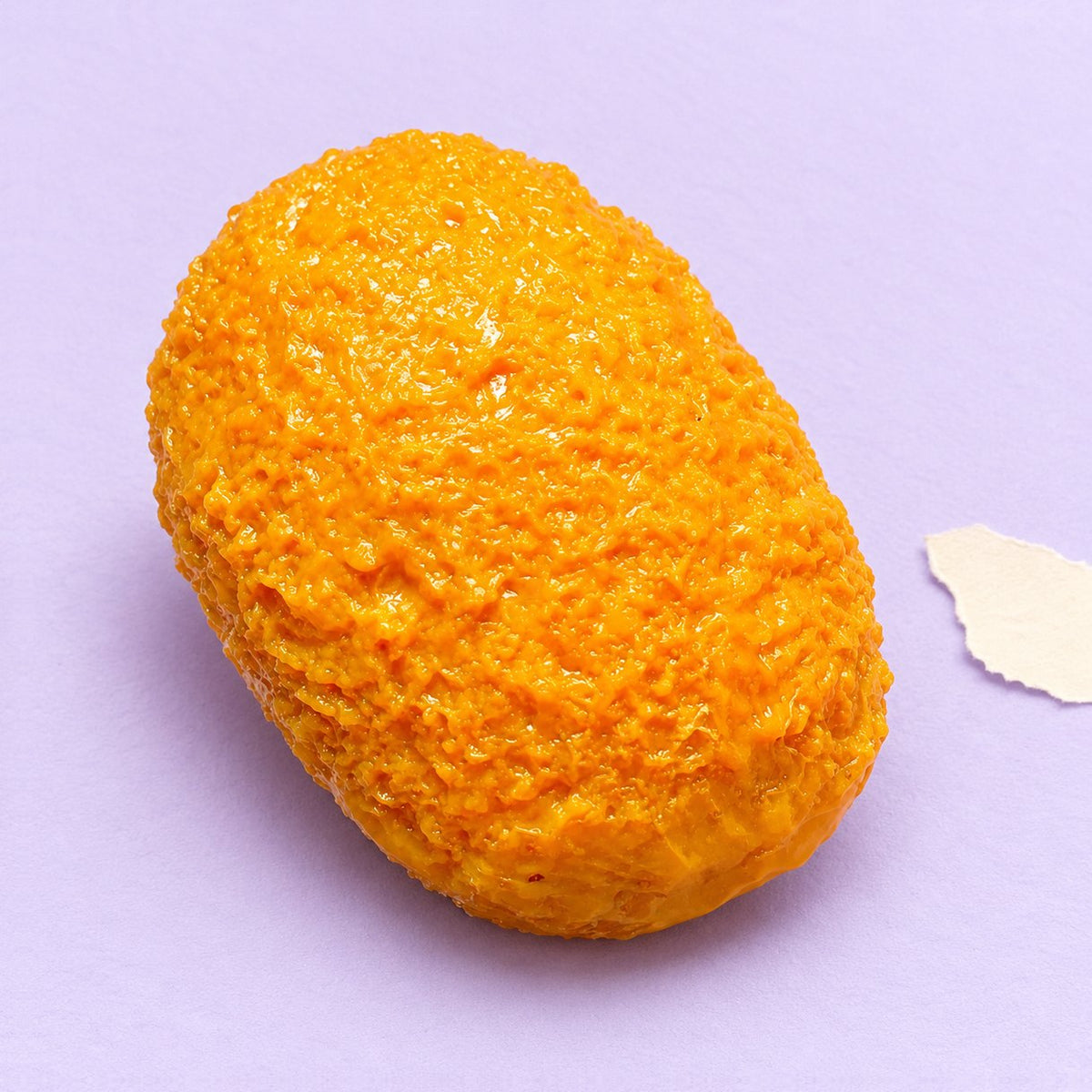 Krokette Squishy, crunchy und handgemacht, Produktfoto auf Pastellpapier