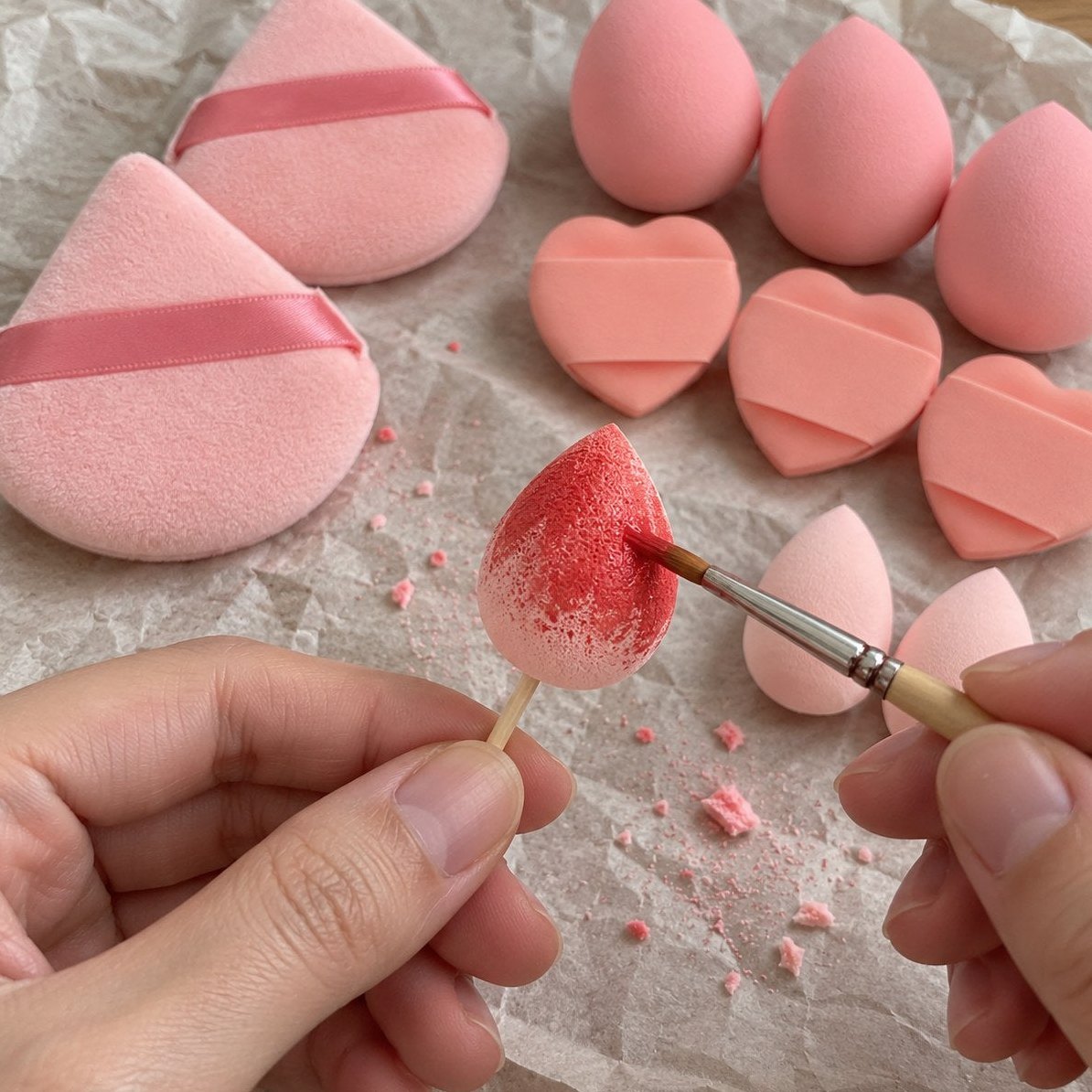 Lav svamp squishy: en malet makeupsvamp bliver til en lille squishy på en tandstik