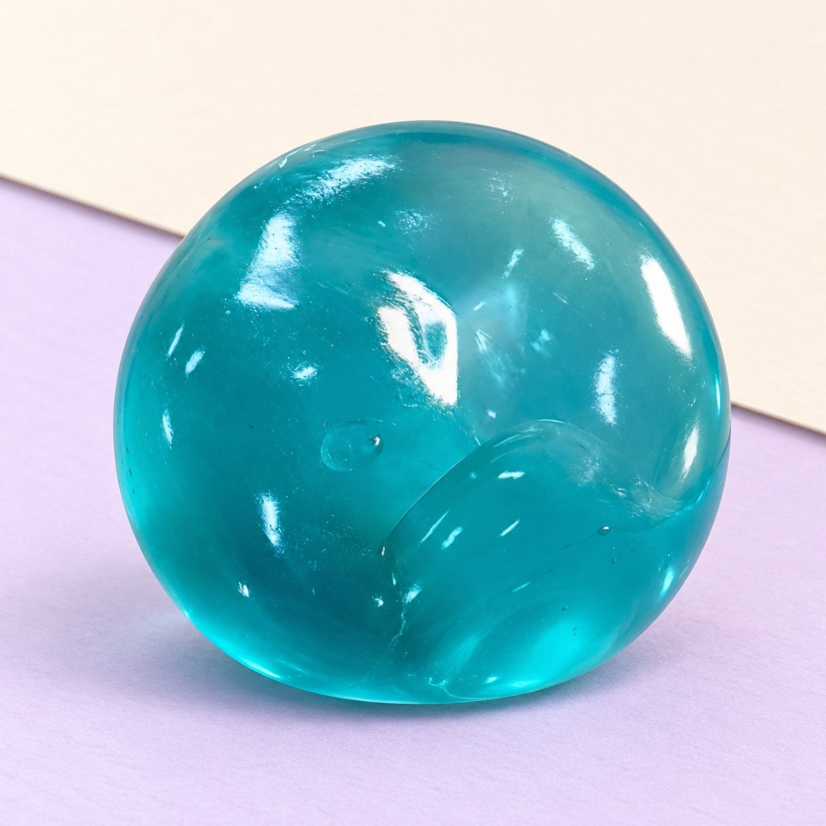 Maltose Squishy Ball in Ozeanblau, Gelkugel mit Slow Rising, auf Pastellpapier