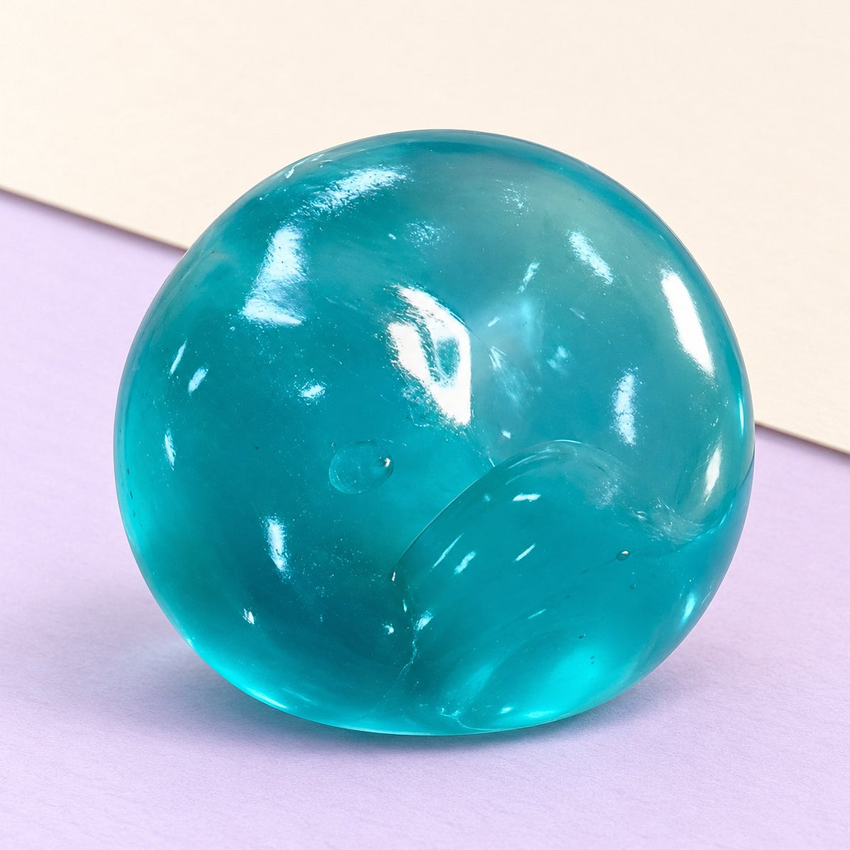 Maltosebal squishy in oceaanblauw, slow rising, op pastelkleurig papier