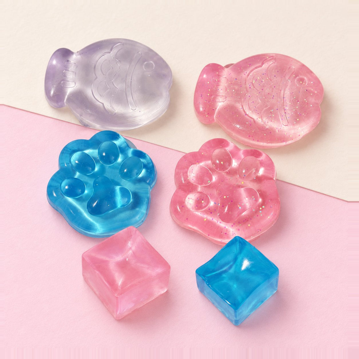 Mini mix squishy van gelei, 6 stuks samen op pastelkleurig papier
