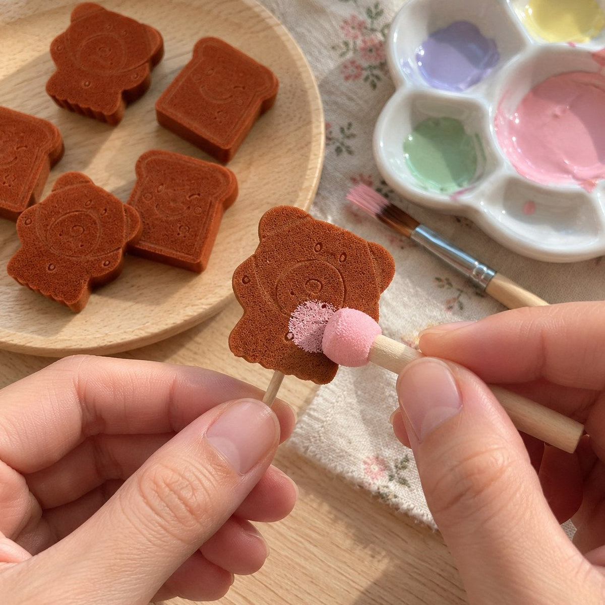 Mini squishy DIY: z houbičky se maluje medvídek