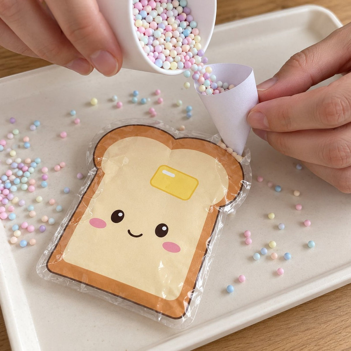 Papier Squishy Füllung: die Schaumkugeln werden eingefüllt