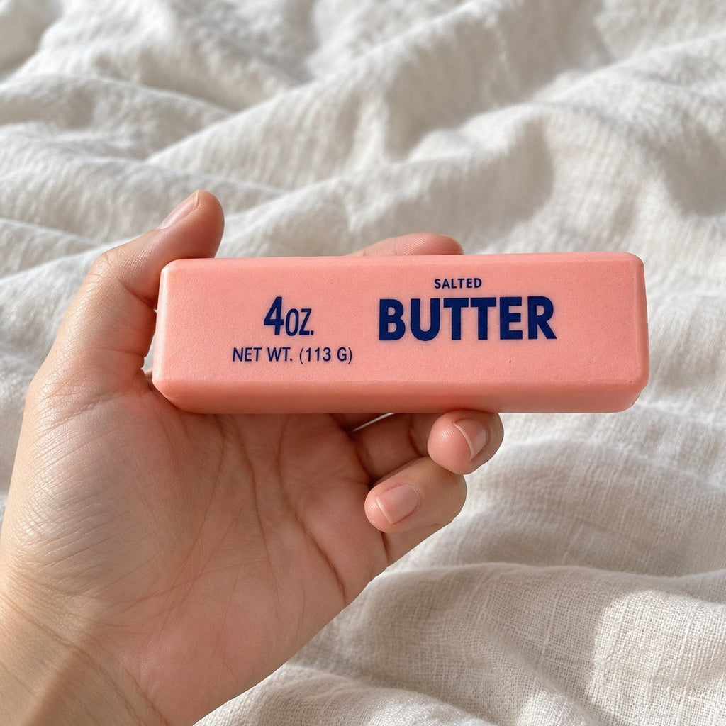 Pastell Butter Squishy in die Kamera gehalten, aus der Ich-Perspektive