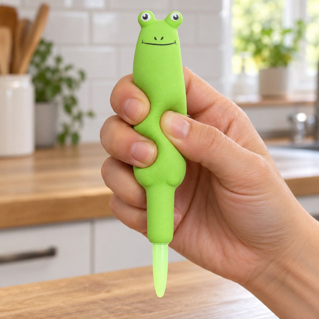 Mano che schiaccia la penna squishy con la rana