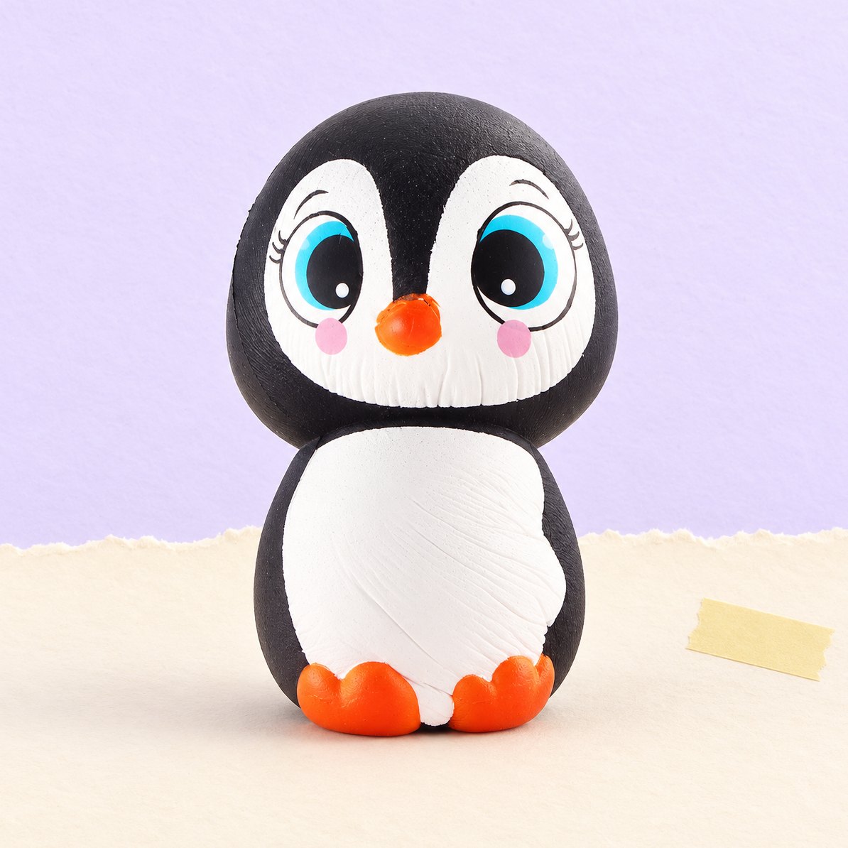 Pingvin squishy med store øjne, slow rising, 13,5 cm, på pastelpapir