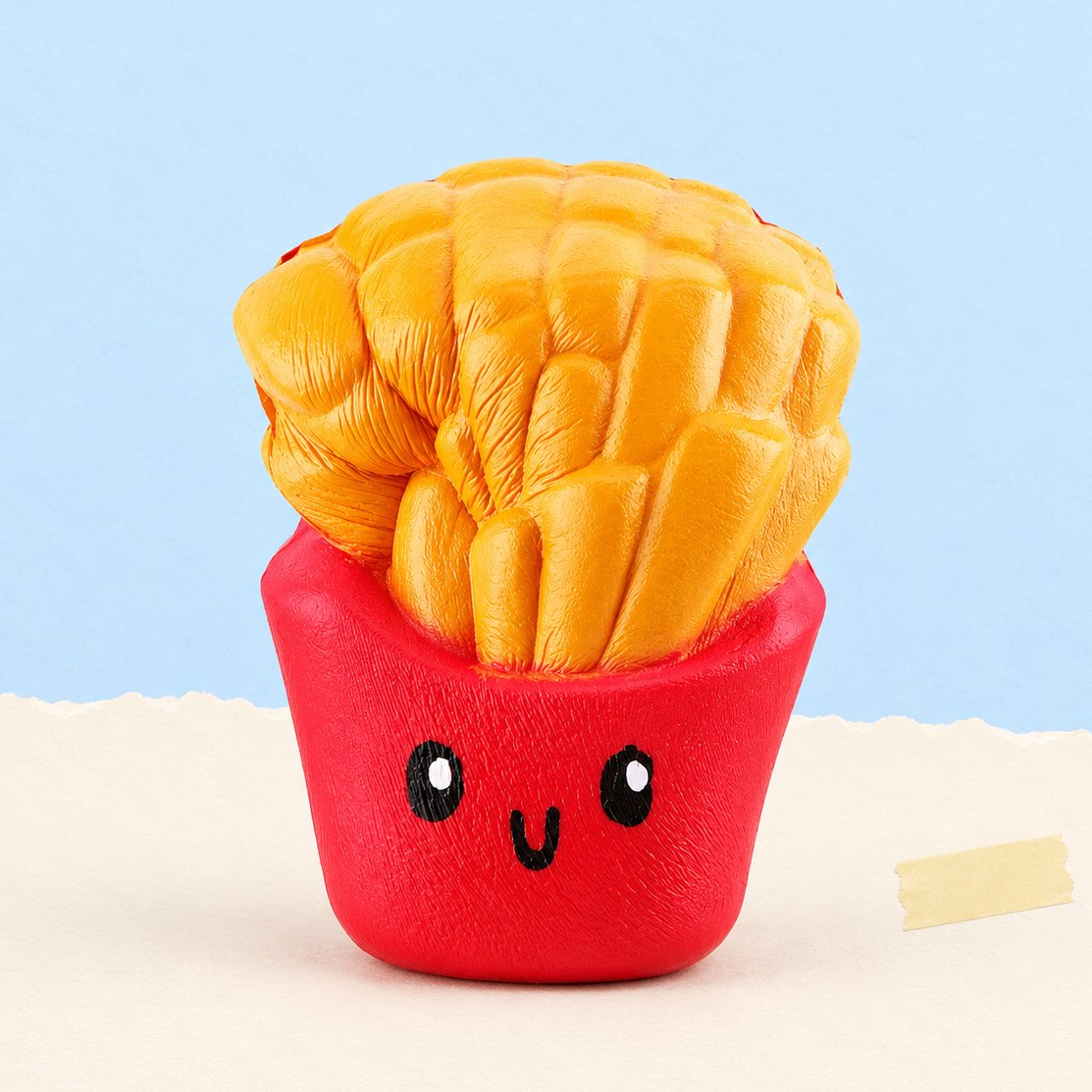 Kæmpe pommes frites-squishy, kawaii, produktfoto på pastelfarvet papir