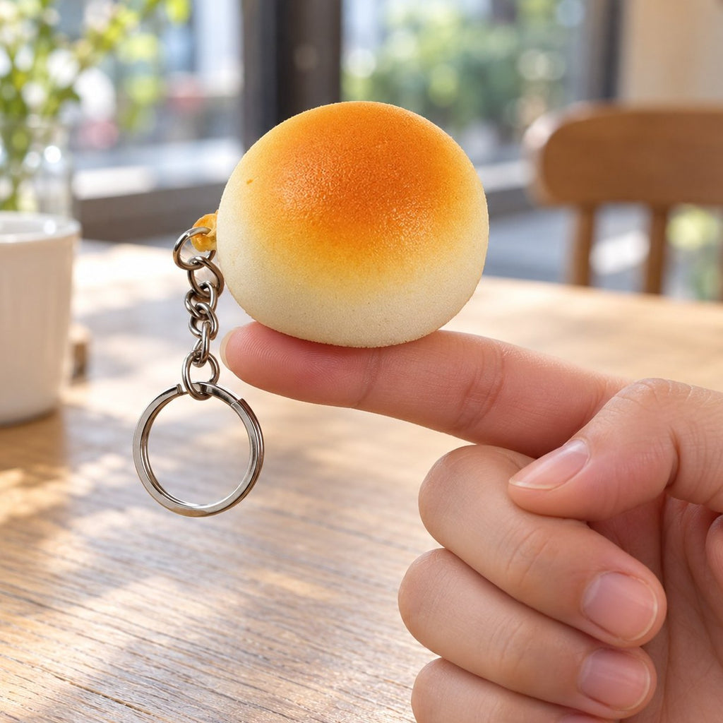 Porte-clés squishy petit pain de 4 cm sur le bout du doigt, pour montrer sa petite taille