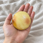 Aardappel squishy rekbare, naar de camera gehouden, vanuit eigen perspectief