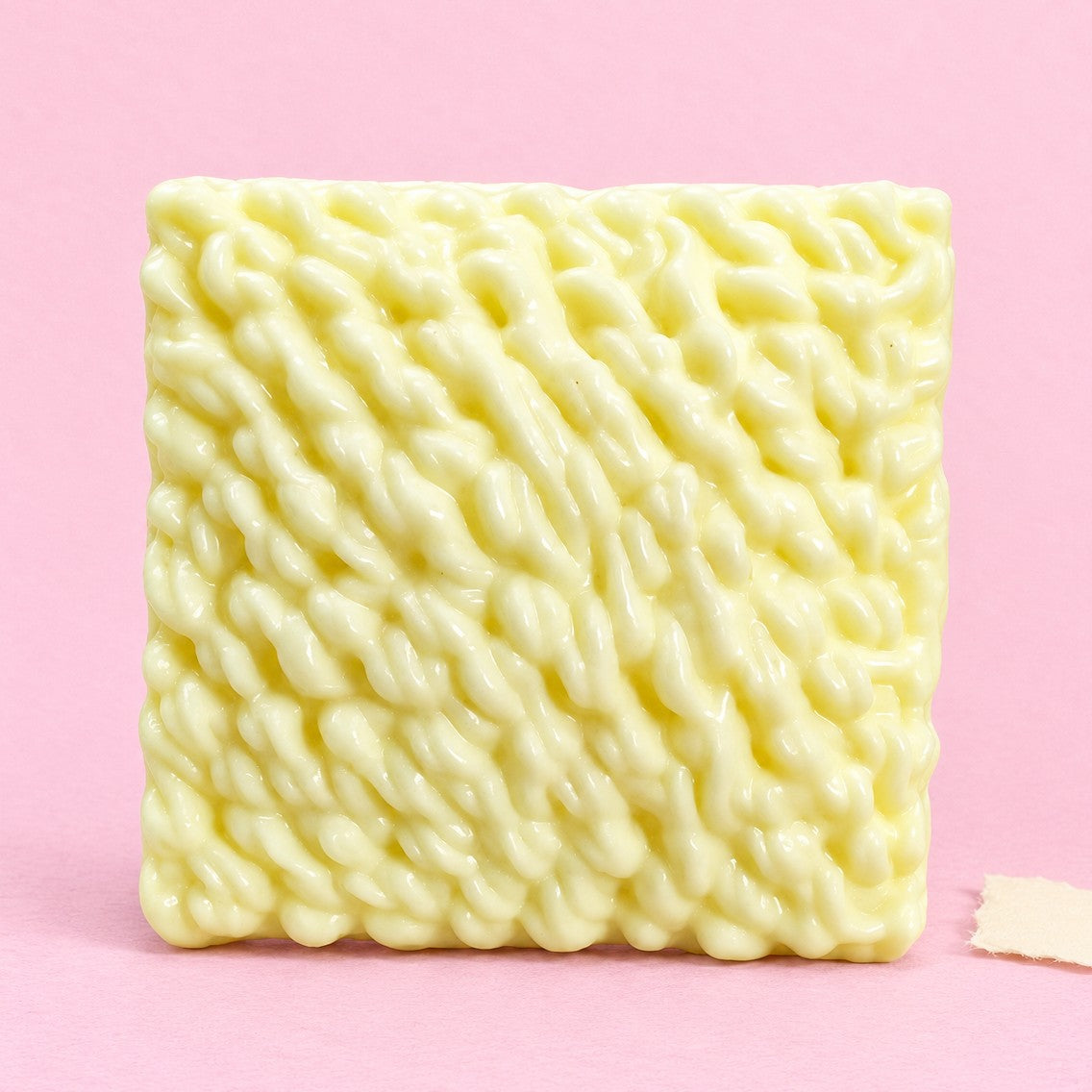 Squishy ramen blok instantních nudlí, fotografie produktu na pastelovém papíře