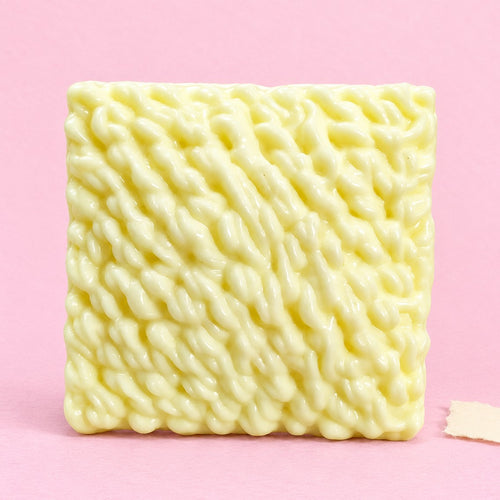 Squishy ramen blok instantních nudlí, fotografie produktu na pastelovém papíře