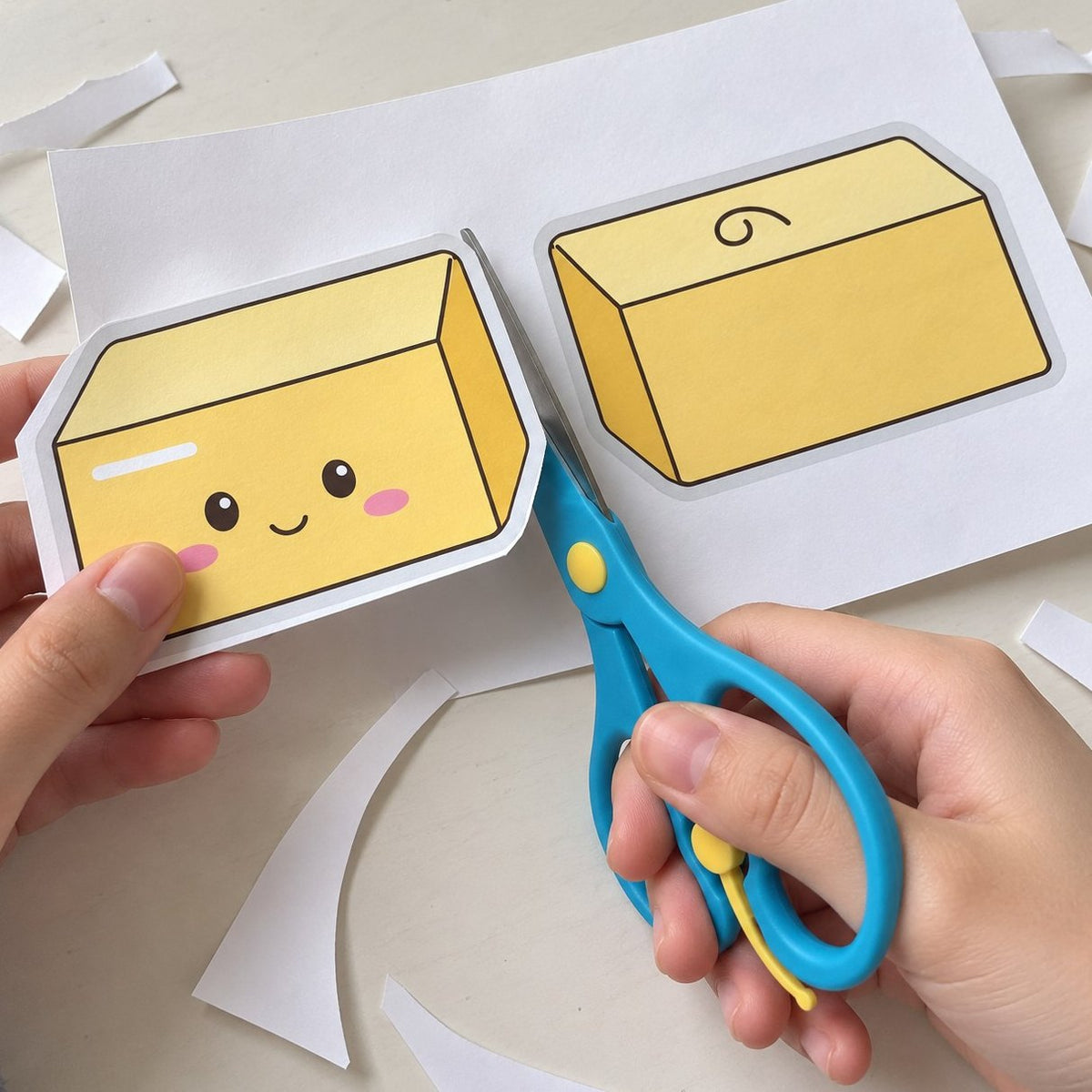 Recortar squishy de papel: tijeras cortando la plantilla