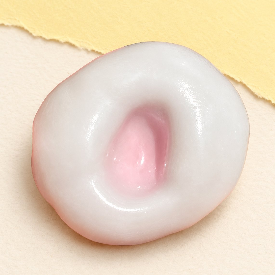 Reiskuchen Squishy als Mochi in Erdbeer-Rosa, dehnbare Eishaut, Produktfoto
