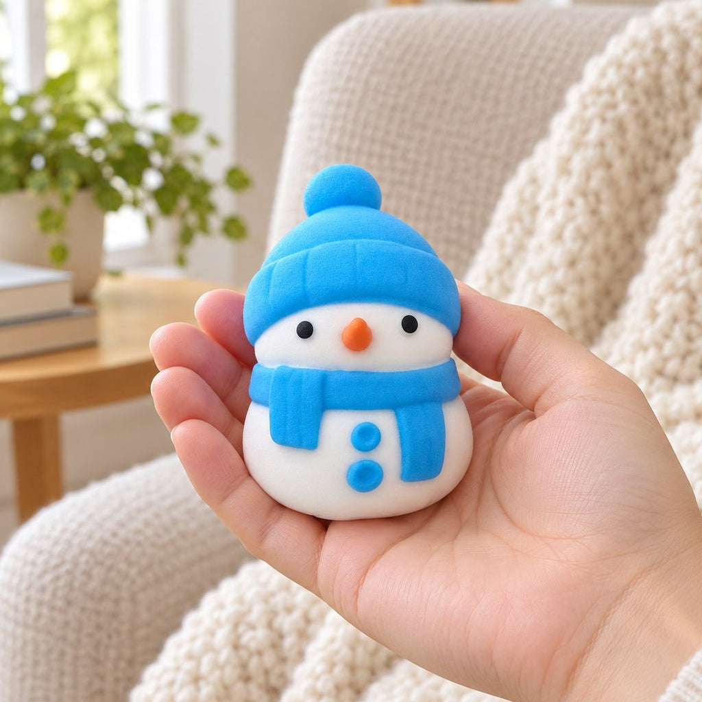 Weihnachts-Schneemann Squishy in Blau auf der Hand, zeigt die tatsächliche Größe