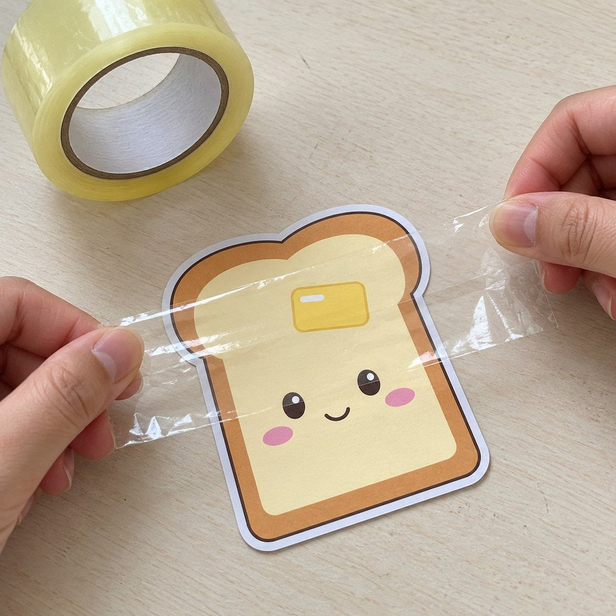 Scotch squishy carta: il nastro steso ben teso sulla sagoma da decorare