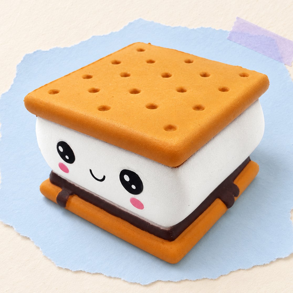 Småkage-squishy, kiks-sandwich i kawaii-stil, produktfoto på pastelfarvet papir
