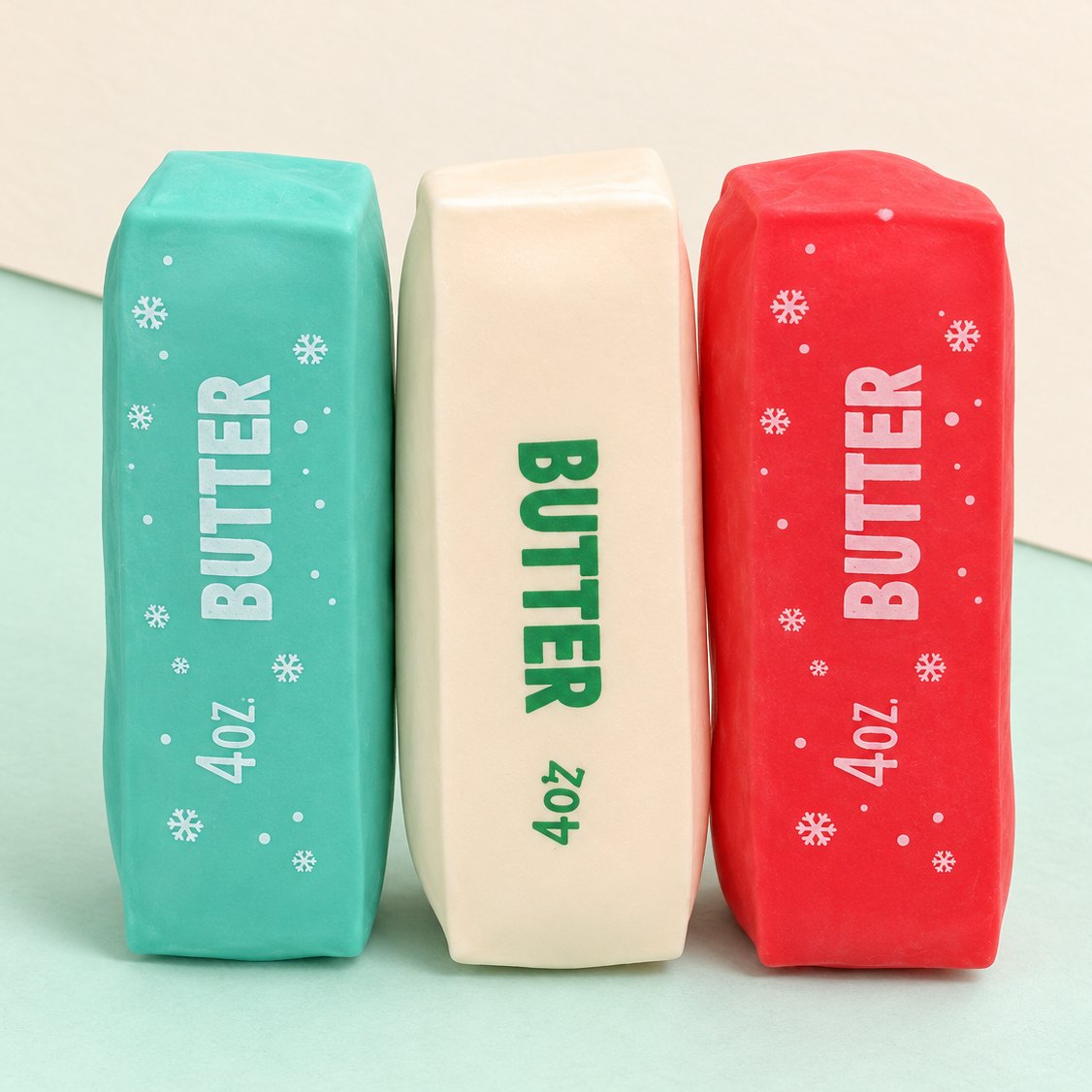 Smör squishy till jul: crunchy smörbit i presentask på pastellpapper