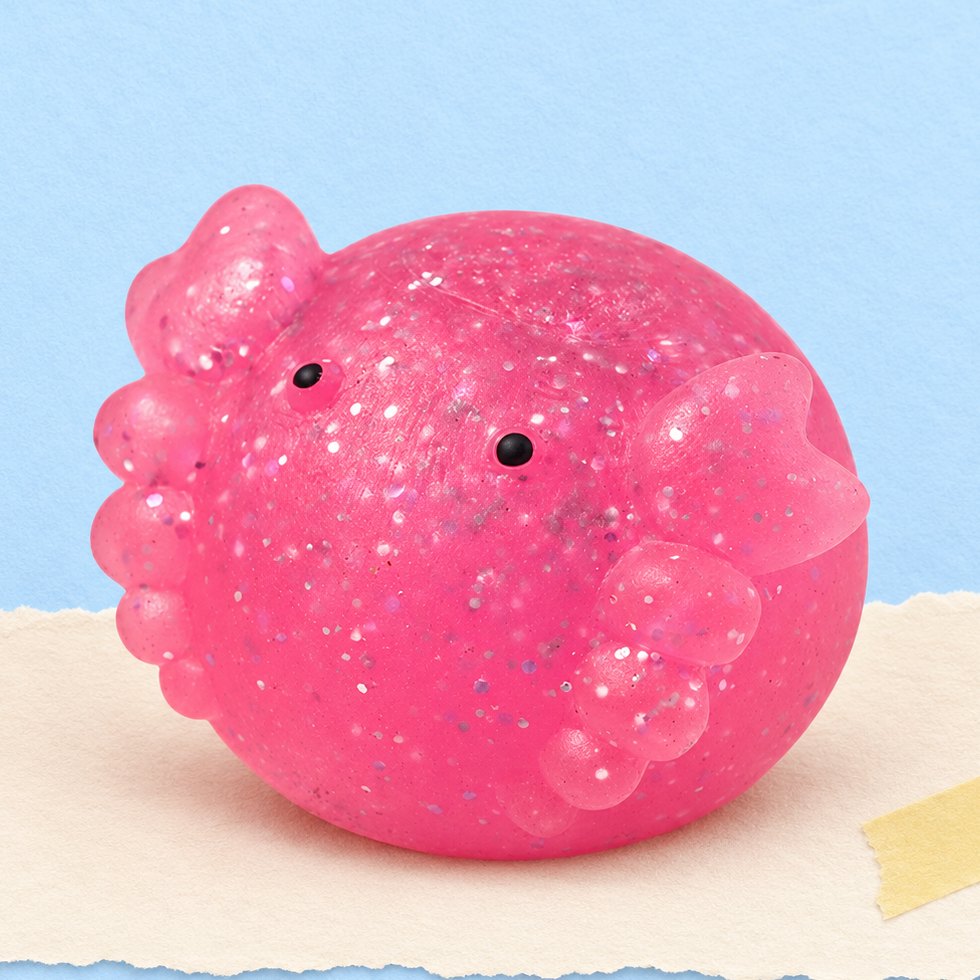 Squishy axolote mochi com purpurina, sobre papel pastel